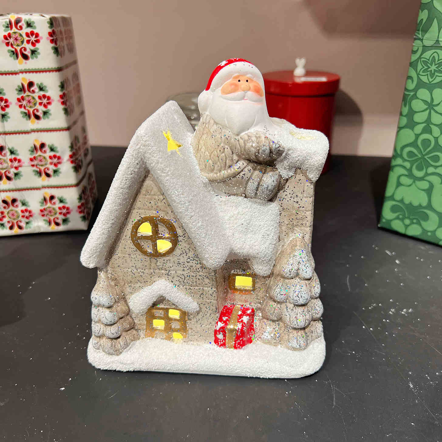 Maisonnette de Noël Lumineuse en Céramique avec Père Noël (19 cm)